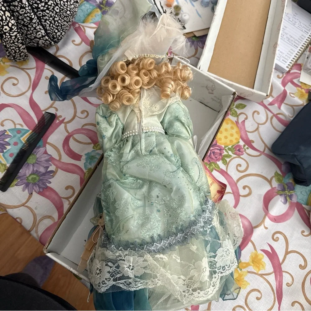 A beautiful china doll - Picture 3 of 5